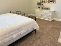 2 Bdrm Private Basement Apartment Sleeps 6 바운티풀 호텔