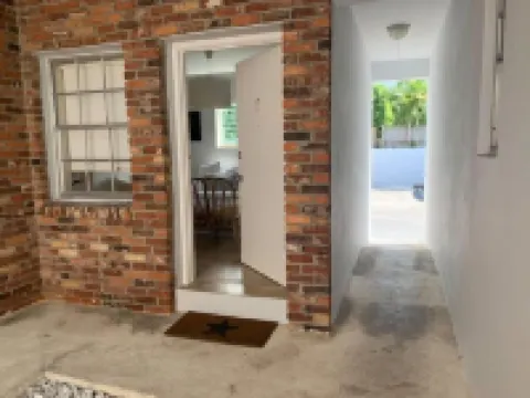 Key Biscayne 1 bedroom walk to Beach & town Hoteles en Key Biscayne