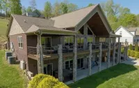 SPACIOUS Lakeside Home in the perfect LOCATION near all the action! - 3つ星