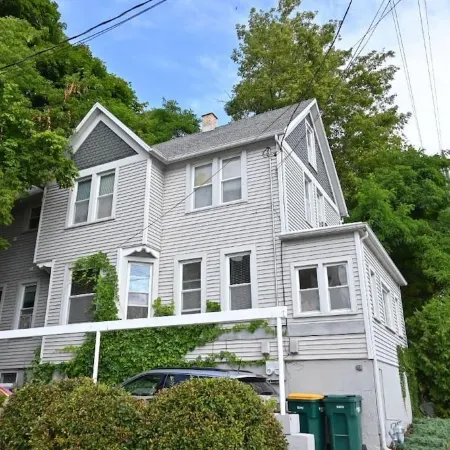 Lower flat steps from the lake and downtown