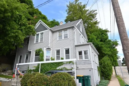 Lower flat steps from the lake and downtown