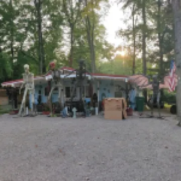 Bigfoot themed cottage.  Dog friendly!