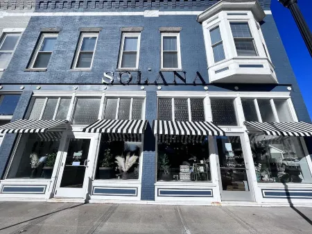 Spacious and Airy Loft/2 king beds/5 bed total/ Overlooking Broadway Ave Отели в г. Эксельсиор Спрингс