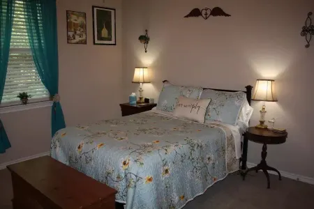 Modern home - quiet neighborhood