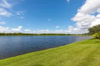 Stunning lake view, private pool,near Disney ,games room,free WiFi ,play golf