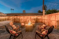 Remodeled Historic Home w/ Cowboy Pool - Centrally Located & Pet Friendly! โรงแรมใน