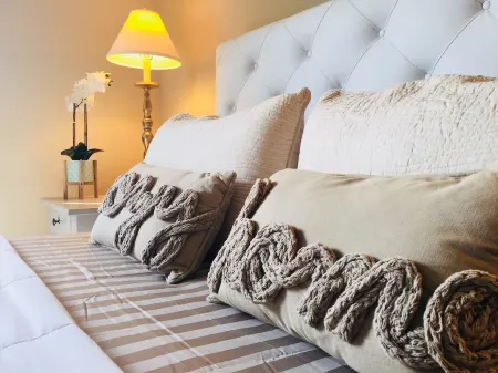 Southern sophistication in Honey Ridge Отели рядом с достопримечательностью «Middleton Place»