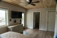 Yellowstone Park Riverfront Chalet