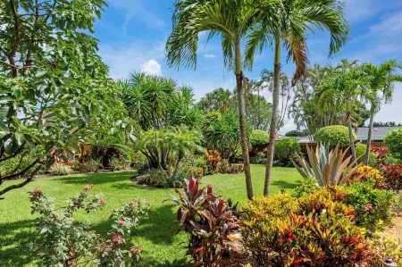 Tropical Oasis ~ Game Room ~ Spectacular Gardens ~ Heated 32' Saltwater Pool