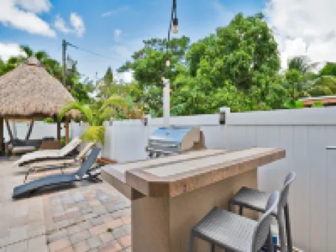 5 Mins to beach; 5BD, 4.5BA, Heated pool, Jacuzzi, Mini Golf, Tiki Huts.