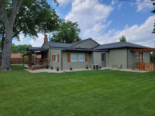 Clean & Spacious Cottage – Close to Campus!