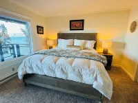Luxury Re-modeled Lake Front, Stunning Views - Private beaches, piers, hiking