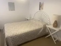 Absolute Beachfront on the cliff with easy stair access to the beach (BYO LINEN) ムーンタのホテル