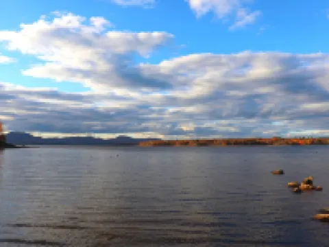 Bear Den - scenic Adirondack cabin escape + lake access โรงแรมในFulton County