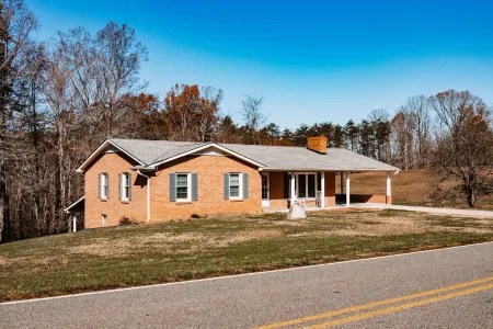 Vaden’s R&R  Sweet charming country house to relax in with family and friends!