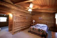 Valley View Cabin with show-stopping vaulted ceilings!