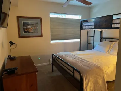 Quiet, 2Bed /2Bath Condo, Hot tub, garage, on bus route 1 mile to slopes