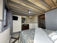 Brown Co, Hot Tub, King Bed, Sleeps 10, Bumper Pool, 5 Smart TVs Firepit, Grill