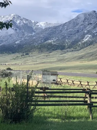 Newly built Sage Cabin -4 miles from YNP & Hot Springs in 13 acre horse ranch.