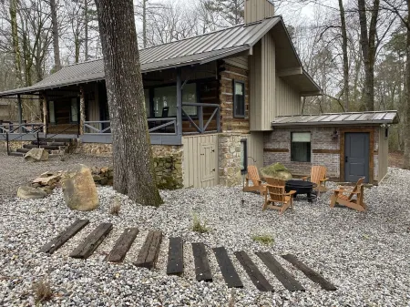 Modern cabin on beautiful Lake Greeson 45 minutes from Hot Springs!