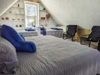 Charming Colville Cottage with King Bed/Deck/Pet Friendly! Hotels in Penn Forest Township