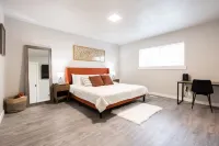 Historic Villa🚶 2 min from Lake Hefner 🏊 Hot Tub 🎱 Pool Table 🐶 Pet Friendly Hotels near Goodwill Thrift Store & Donation Center