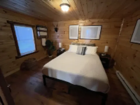 Lazy Bear Cabin in between Geneva-on-the-Lake and the Historic Ashtabula Harbor