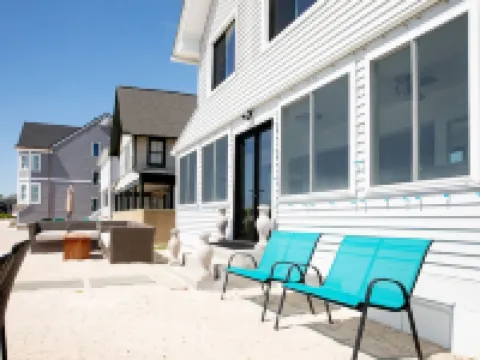 PRIVATE BEACH: A SLICE OF HEAVEN @ NIANTIC W/ 6 QUEENS 1 FULL BED Hotels in Niantic