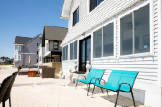 PRIVATE BEACH: A SLICE OF HEAVEN @ NIANTIC W/ 6 QUEENS 1 FULL BED