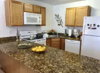 Walk to Beach! King Size Condo! 빌럭시 호텔