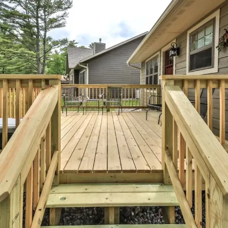 Gone Fish Inn: Remodeled Lakefront Cabin, FREE Wi-Fi & Firewood, No Cleaning Fee