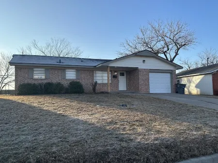 Close to Ft. Sill; Cozy 3 bedroom in quiet neighborhood; lots of amenities