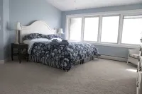 Dad's Cottage★ Private waterfront plus 3 King suites★