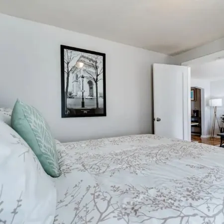 Beautiful 2 bdrm, 1 Bath 4 blocks from The U of O,