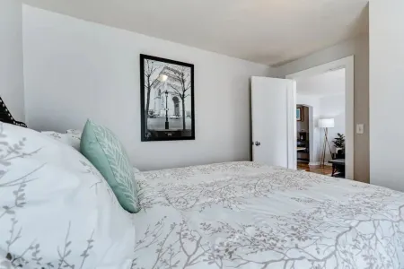 Beautiful 2 bdrm, 1 Bath 4 blocks from The U of O, Отели рядом с достопримечательностью «KLCC»