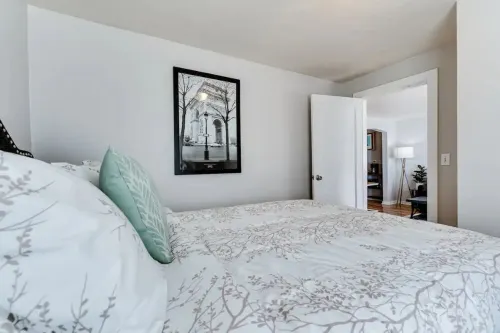Beautiful 2 bdrm, 1 Bath 4 blocks from The U of O, - Apartments