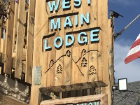 Covered parking/3 bedrooms, sitting room, restroom w/laundry, full kitchen, deck Hotels in Lead