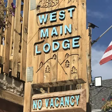 Covered parking/3 bedrooms, sitting room, restroom w/laundry, full kitchen, deck