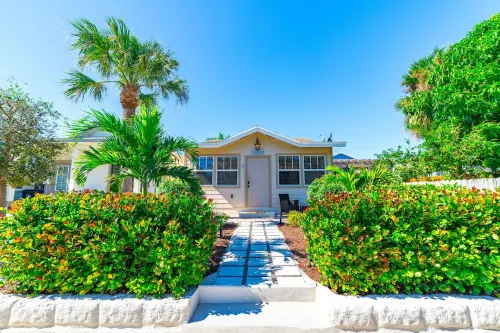 The Swell 2 BR Cottage with Parking 1 mile from Beaches