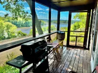 Cozy 3-bedroom cabin - sleeps 10- HOT TUB- river view