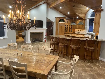 Amazing Mountain View’s from every room! Hot Tub/3 Fire pits & Game Rm