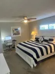 Indian Shores Townhouse, steps from the Beach with pool! Hotels near Town Square Nature Park