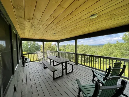 Escape to the Clouds: The Berry Barn Awaits You! Отели в г. Пайн Суомп