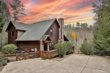 Trout Tales Riverfront Lodge-Hot Tub,Pet Friendly,Game Room,Firepit,Decks Galore