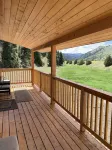 Cozy Cabin with mountain views close to rock creek!