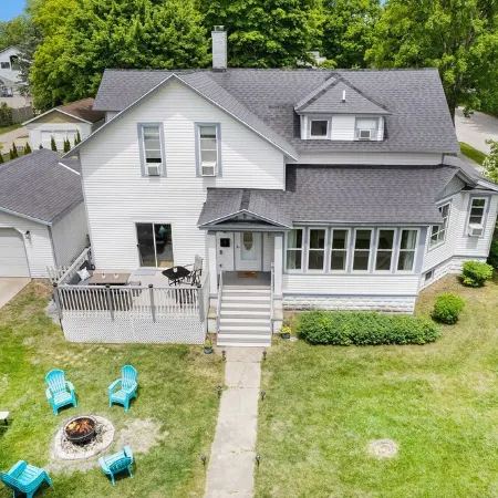 A block from the beach! Sleeps 20! Hot Tub, Game Room!