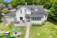A block from the beach! Sleeps 20! Hot Tub, Game Room! Hotels near Stearns Park