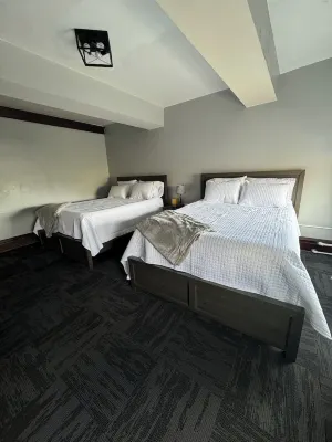 Historic Downtown Apt Steps from Eateries & Wvu
