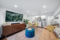 Stylish 2 bedroom Apt Steps from Tennyson/Regis