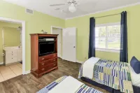 Lake Martin Retreat – Stunning Views, Heated Pool & Private Beach - Homestays